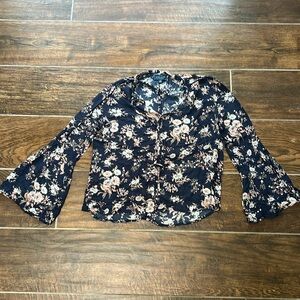 Lucky Brand 🍀 light weight, bell sleeve top!